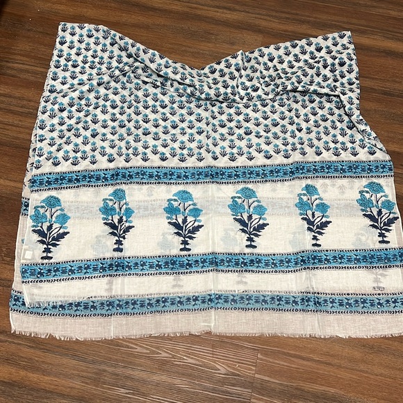 Women’s scarf or wrap - Picture 1 of 3